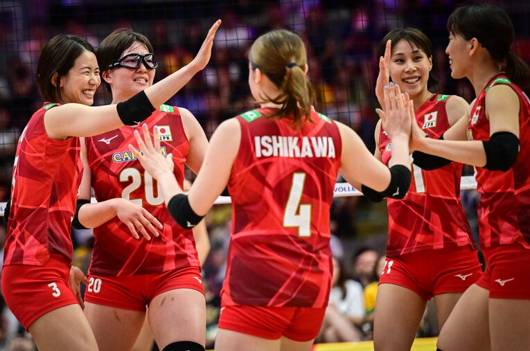 VNLで銀メダルを獲得したバレーボール女子日本代表。準決勝では世界1位ブラジルを撃破し、「大会ベストゲーム」と評された　©Volleyball World