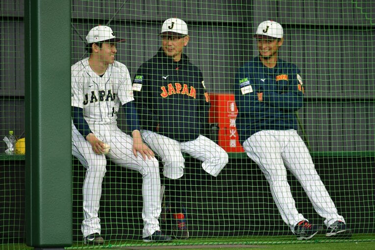 談笑する佐々木、吉井理人コーチ、ダルビッシュ　©Hideki Sugiyama