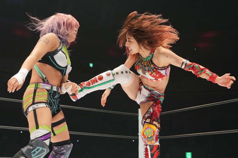 AZMを攻撃する向後桃　©Essei Hara