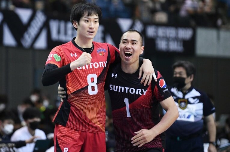 柳田将洋らと共にVリーグ優勝に貢献したサントリーサンバーズのリベロ鶴田大樹（30歳・右）。現役引退後は鹿児島県徳之島で教師として新しい道をスタートさせる ／ photograph by Itaru Chiba