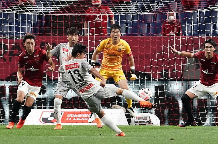 浦和戦で鮮やかなボレーシュートを叩き込んだ山根視来。家長昭博の浮き球パスも“オシャレ”だった　©︎Getty Images