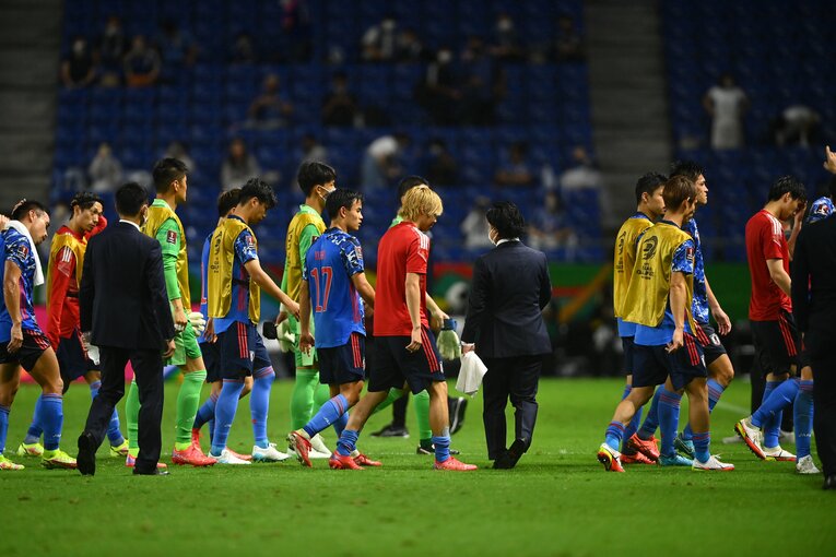 ピッチから引き上げる日本代表　©JMPA