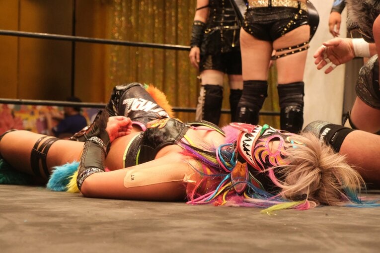 「スターダムをクビになって…」人気女子プロレスラーが初告白　ウナギ・サヤカ“超満員の自主興行”に密着して感じた「不思議な風格」(96)