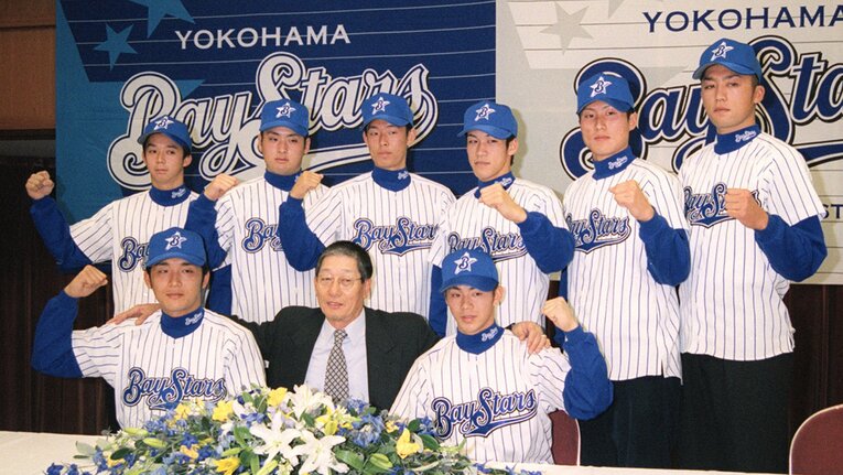 1999年ドラフト組の入団会見。前列左が木塚コーチ、後列一番右にいるのが中野渡氏だ　©︎Kyodo News