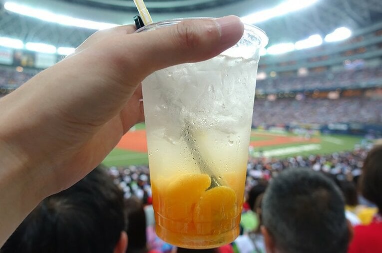 京セラドームの外は恐ろしいほどの酷暑。『めっちゃ果物ソーダ』（氷＋ソーダ＋果肉）のみかん味で、身体も心も涼しく！ ／ photograph by Yasutaka Nakamizo