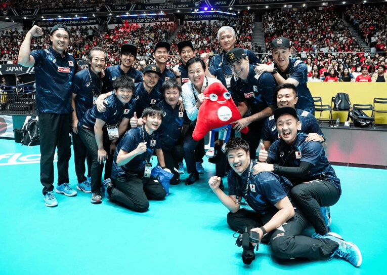 ブラン監督を支えたスタッフたちの集合写真。戦っていたのは選手たちだけではない（伊藤コーチは右上）©︎FIVB