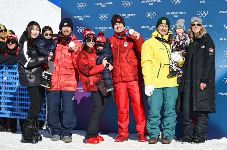 ミラノ五輪最大のほっこり瞬間、デュアルモーグルのメダリスト家族が全員集合した「パパ友表彰」はいかに実現したのか、当事者の堀島が語った ／ photograph by Nanae Suzuki/JMPA