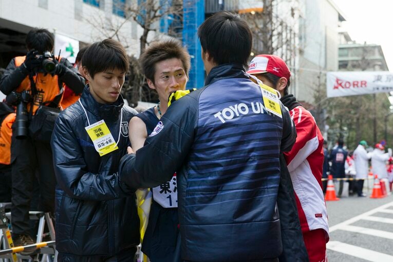 4年時は10区の出迎え。2位でフィニッシュした同級生の冨岡をねぎらう役回りとなった　©Nanae Suzuki