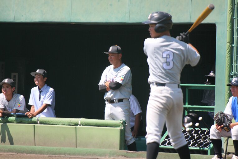 ベンチから試合を見つめる平田監督　©Fumi Sawai