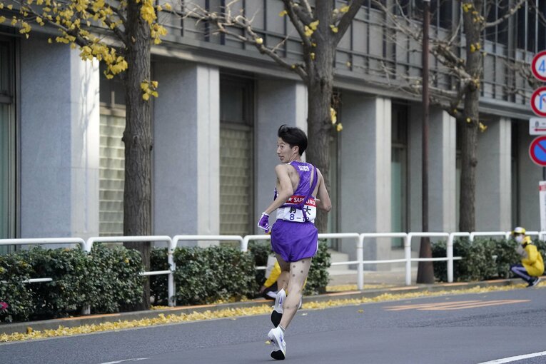 ゴール前、石川は振り返って後ろとの差を確認する（逆転優勝のゴールシーン8/23）　©JMPA