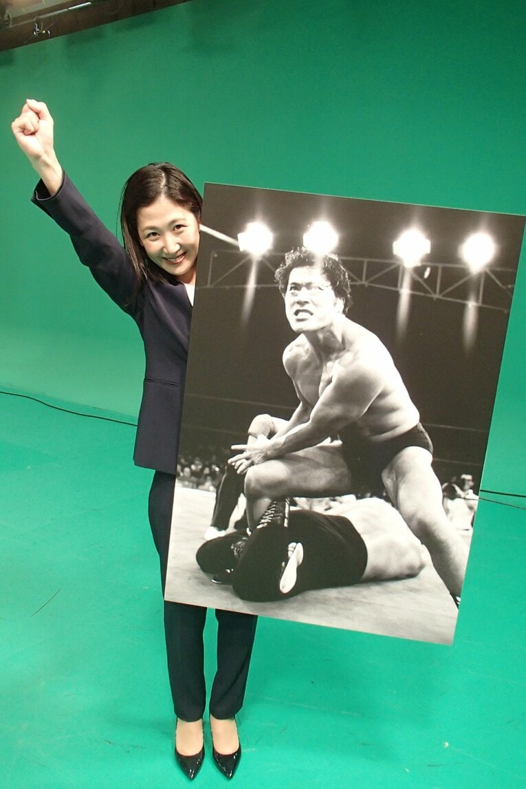 2022年10月5日、NHK『クローズアップ現代』放送終了後のスタジオで、猪木のパネルを手に「ダーッ」ポーズの桑子真帆アナ　©Essei Hara