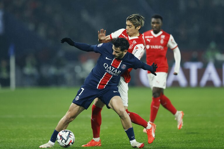 「PSGをブ然とさせた」中村敬斗ゴール＆お膳立て伊東純也が喜ぶ“会心の1枚”「関根大輝も試合後…」ランス“日本人3兄弟”を現場で撮った(5)