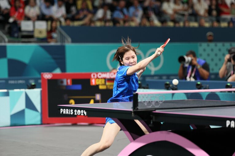 女子卓球団体準決勝、フォアハンドを打ち込む平野　©Kaoru Watanabe/JMPA