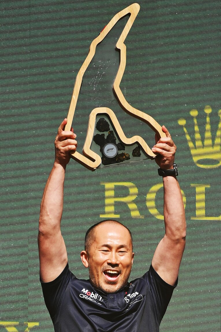 力強くトロフィーを掲げる吉野誠チーフメカニック　photograph by Getty Images / Red Bull Content Pool