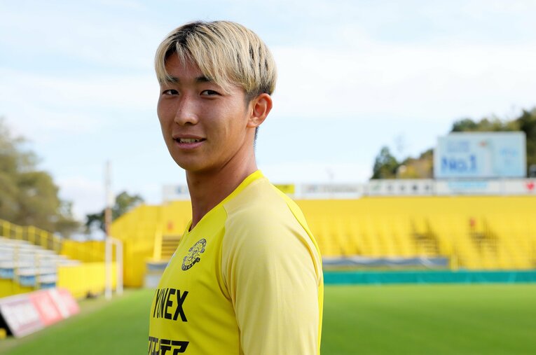 「大学生Jリーガー」として柏の定位置を確保する関根。パリ五輪、A代表、残留争い……激動の1年の成長曲線を語った ／ photograph by Shigeki Yamamoto