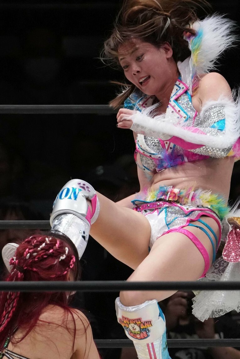 イヨ・スカイの顔面を蹴る岩谷麻優　©Masashi Hara