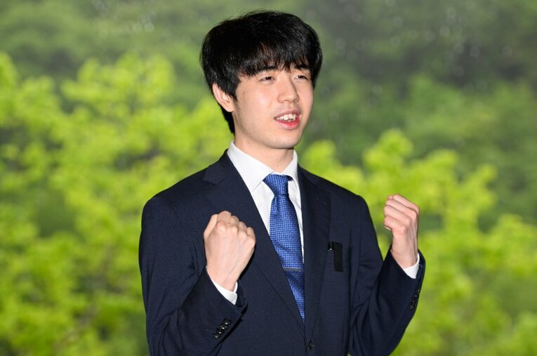 今月、名人位を獲得しタイトル通算15期となった藤井、これまで失冠はゼロ。その中で黒星スタートとなり、苦境に立たされた2つのタイトル戦を振り返る ／ photograph by Keiji Ishikawa