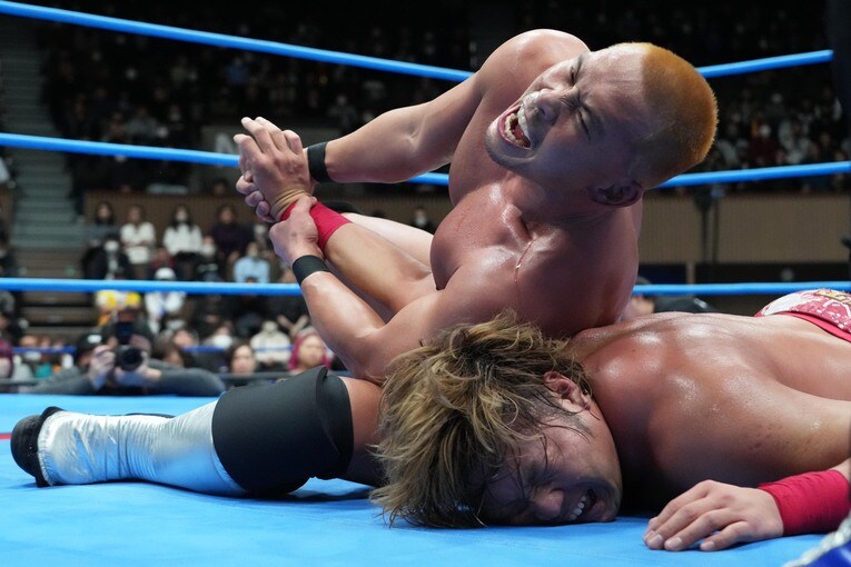 宮原健斗の腕を取る中嶋勝彦　©Essei Hara