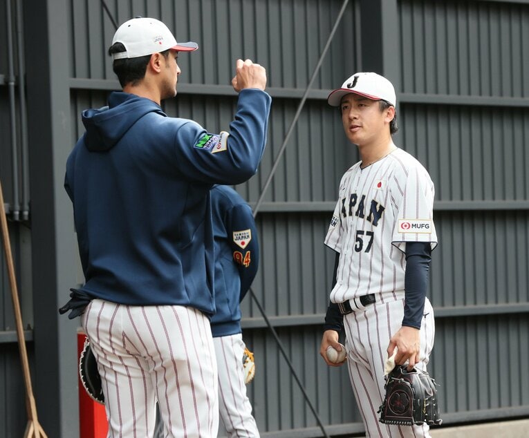 北山亘基にアドバイスするダルビッシュ有アドバイザー　©️SANKEI SHIMBUN