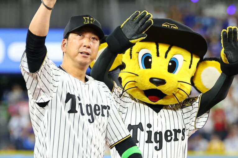 就任1年目の藤川球児監督（45歳）。“史上最速”でのリーグ優勝を果たした ／ photograph by JIJI PRESS