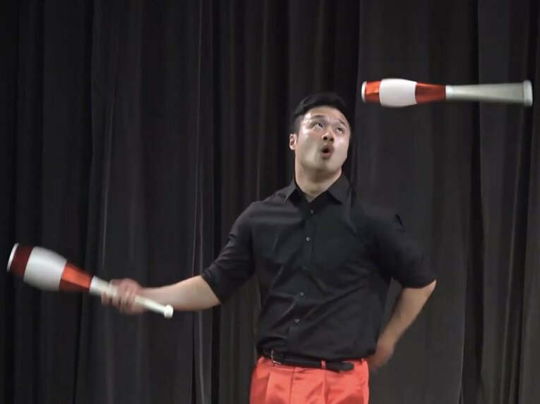 「体育館裏、彫刻刀で左腕を…」マイケルや金正恩に技を披露した大道芸人が壮絶イジメ体験を中高生に伝える理由《中3で渡米、17歳でW杯》(15)