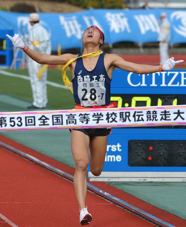 優勝した西脇工。2時間4分3秒でゴール　©KYODO