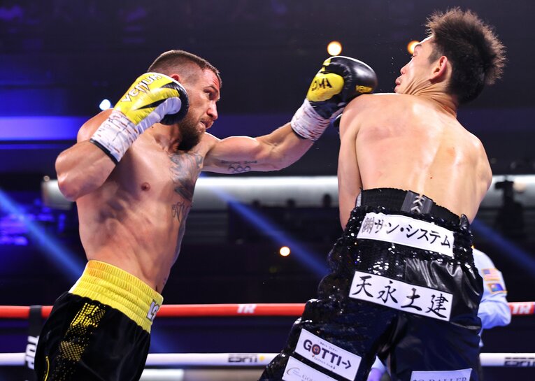 ロマチェンコの強烈な左ストレートに圧倒される中谷　©Getty Images