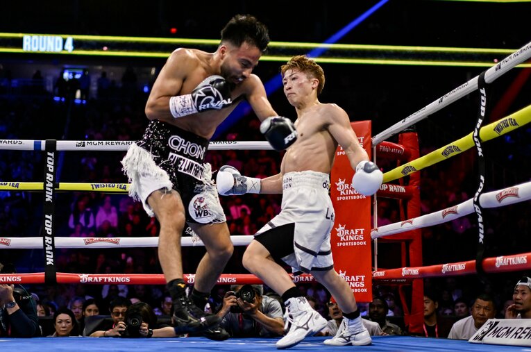 井上の「とにかく倒そう」というボクシングが今回のカルデナスにとっては良かった、と長谷川穂積さんは見た ／ photograph by Hiroaki Finito Yamaguchi