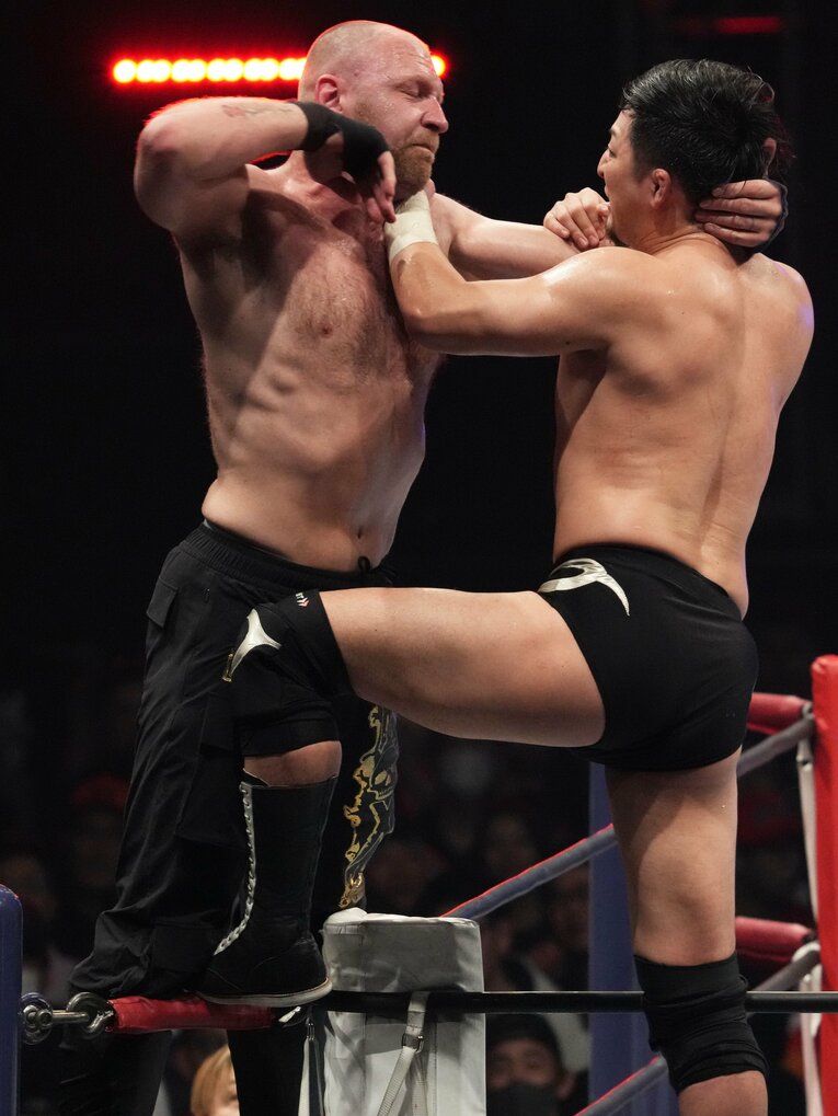 コーナーで成田蓮とやり合うジョン・モクスリー　©Essei Hara