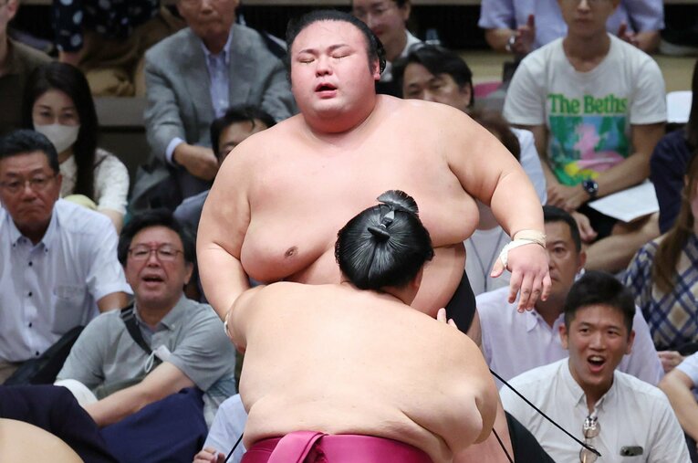 大相撲秋場所初日、御嶽海（手前）に寄り切りで敗れた貴景勝（28歳）。今場所で現役を引退した ／ photograph by JIJI PRESS