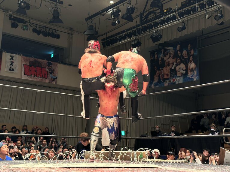 スワイプすると「エル・デスペラードvs葛西純」など激闘写真をご覧になれます　©Norihiro Hashimoto