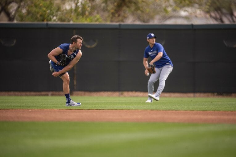 【Numberカメラマンが激写・大谷翔平の愛される日常】カーショウと大谷の同時キャッチボール：全5枚目の4枚目。写真はまだまだ続きます】©Nanae Suzuki