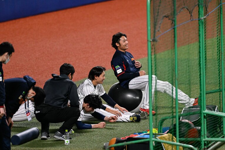 リラックスする伊藤と宮城©︎Nanae Suzuki