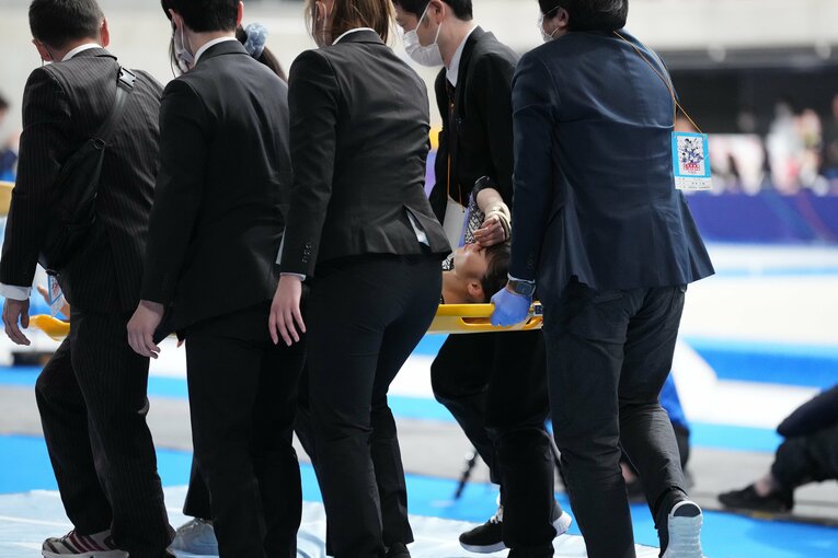 自力では動けない山田は、担架で運ばれた　©Getty Images