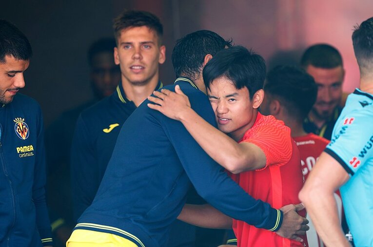 「クボ、ユニフォームちょうだい！」久保建英の“ティキタカ”は地元の子供、タクシー運転手にも人気… ビジャレアル相手に見せた敬意とは〈激写〉(4)