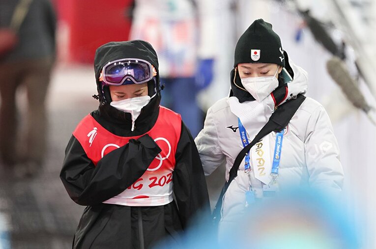 失格を言い渡され、肩を落とす高梨沙羅 ／ photograph by JIJI PRESS