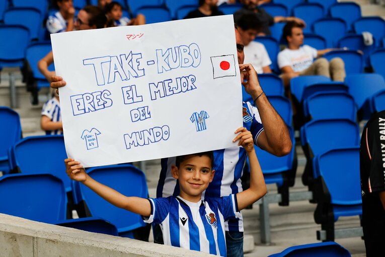 久保建英22歳が試合中“舌をペロッ＋笑顔”で…「クボいるの？」子供人気は今季も！ カメラマンが撮った“ソシエダ2年目開幕前のワクワク”(7)