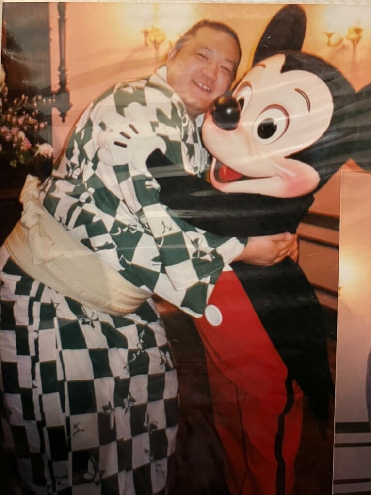 結婚祝いで行ったディズニーランドにて（実際の写真）　©本人提供