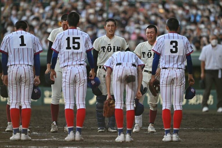 絶対王者と目された大阪桐蔭は準々決勝で下関国際に4－5で逆転負け。試合後の整列で涙があふれた　©Hideki Sugiyama