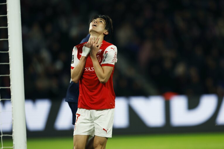 「PSGをブ然とさせた」中村敬斗ゴール＆お膳立て伊東純也が喜ぶ“会心の1枚”「関根大輝も試合後…」ランス“日本人3兄弟”を現場で撮った(13)