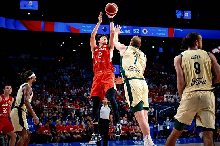 シュートを放つ渡邊。チーム最長の出場時間で献身的なプレーを見せた　©FIBA