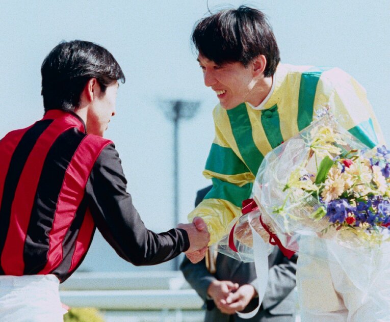 98年、田原の引退式で握手する武豊　©Kyodo News