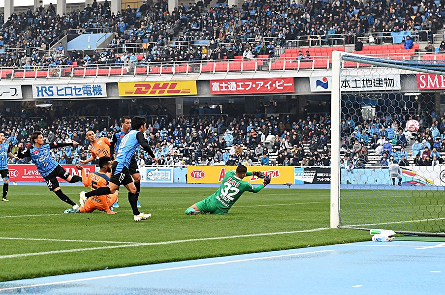 フロンターレが新型4-3-3に着手中。「超アグレッシブ」な変化の要点。<Number Web> photograph by Getty Images