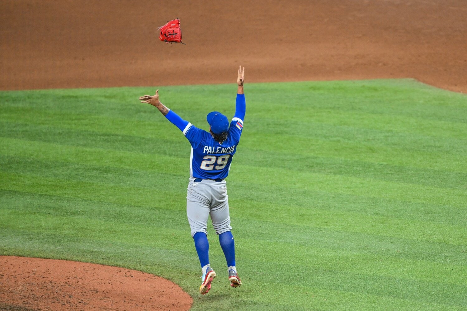 優勝してグラブを放り投げるベネズエラの守護神パレンシア（カブス）。日本戦、イタリア戦、アメリカ戦と3連続セーブを挙げた　©Nanae Suzuki