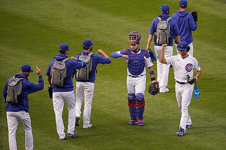 カブスのチームメートと喜びを分かち合う©Getty Images