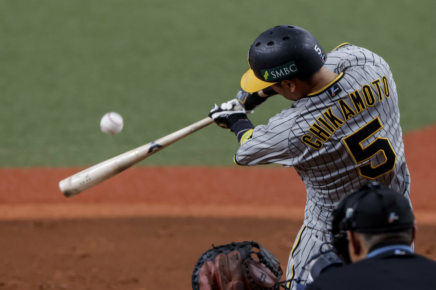 4回に山本のストレートを近本がとらえて、あわやフェンス直撃の大飛球を放つが… ©︎Kiichi Matsumoto