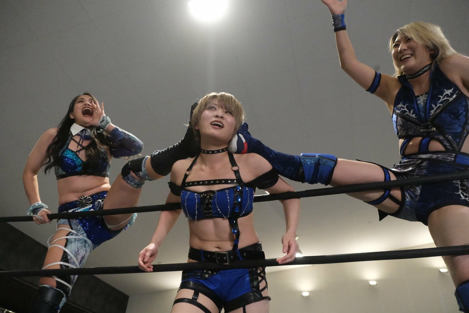 第1試合では櫻井裕子(左)、関口翔(右)との3WAYマッチ ©Norihiro Hashimoto