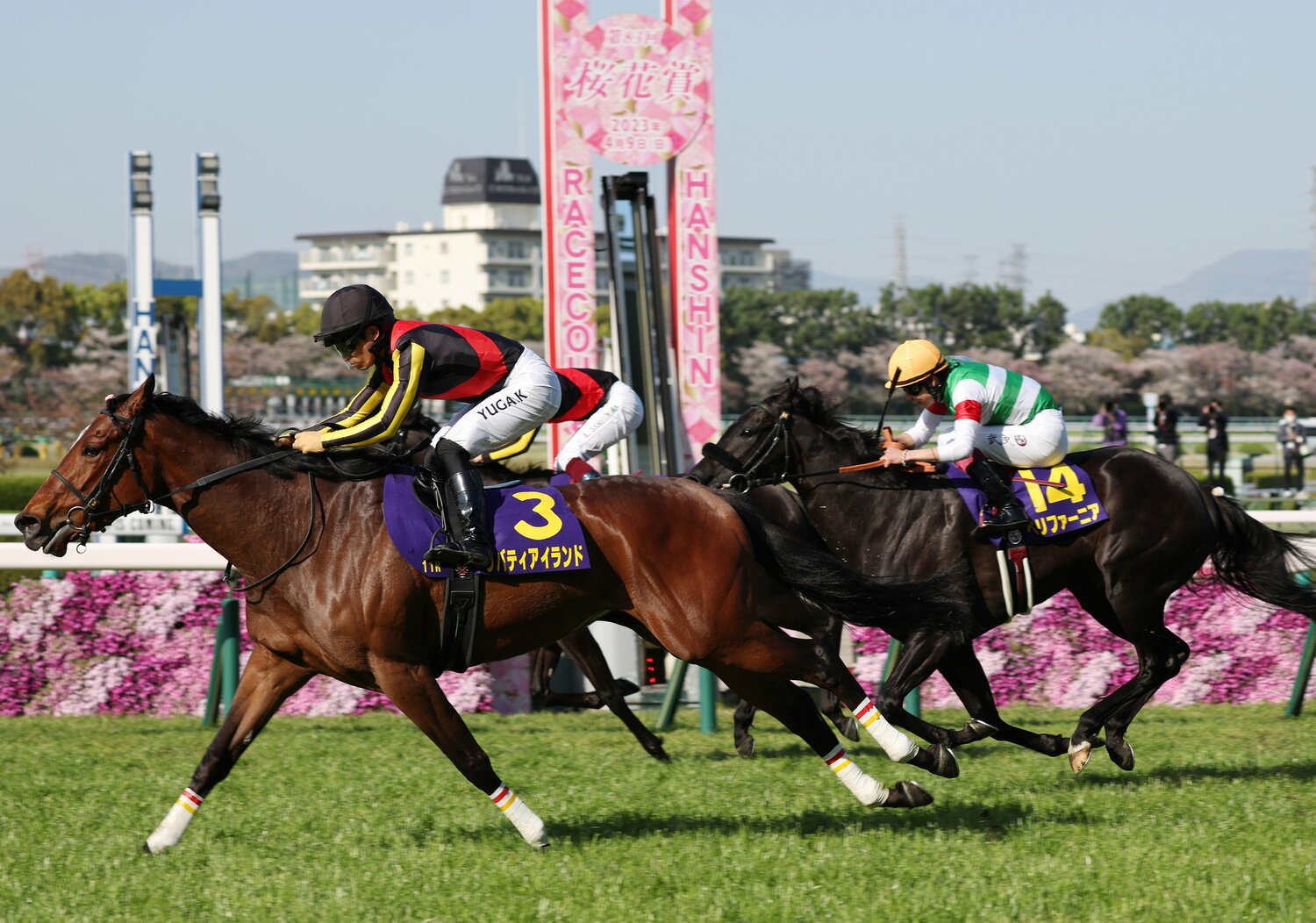 4コーナー16番手から上がり32秒9の驚異的な末脚で差し切った桜花賞　©JIJI PRESS