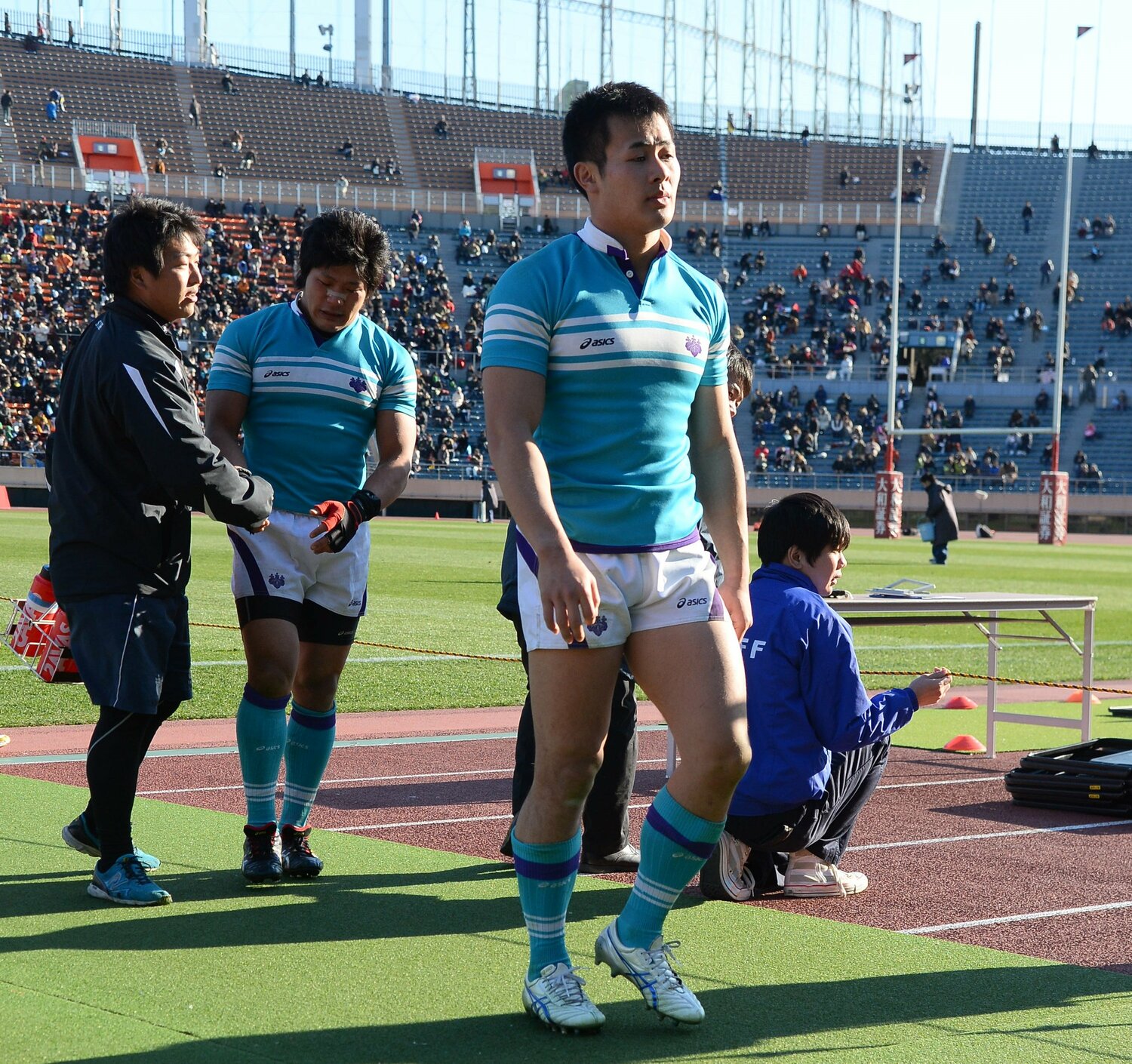 大学選手権で早稲田に敗れ、悔しそうな表情でグラウンドを後にする筑波大の福岡堅樹と竹中祥　©︎Sankei Shimbun