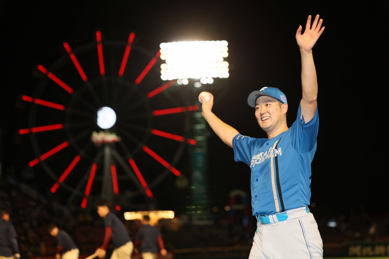 昨年10月5日にプロ初セーブをあげヒーローインタビュー後にファンの歓声に応える齋藤　©︎JIJI PRESS